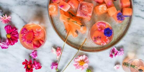 عکس, تزیین یخ با خاکشیر تخم شربتی میوه ها و گل یاس
