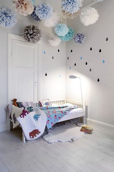عکس, تزیین سقف اتاق کودک با استیکر و بالون آویزی و موارد دیگر