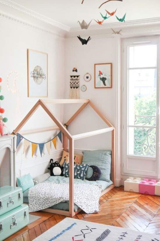 عکس, تزیین سقف اتاق کودک با استیکر و بالون آویزی و موارد دیگر