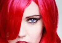 عکس رنگ مو ترکیبی صورتی قرمز فانتزی همراه با دکلره