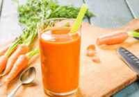 عکس با خوردن یک لیوان آب هویج چه کمکی به سلامت خود می کنیم