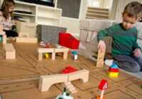 عکس درست کردن فضای بازی و بازی های خاص برای کودک در خانه