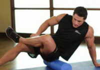 عکس آموزش کشش باسن روی غلطک ورزشی برای عضلات سرینی