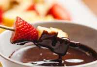 عکس روش تهیه دسر شکلاتی فوندوی در خانه برای مهمان
