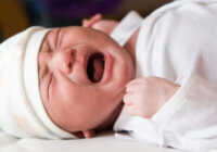 عکس تکنیک های آرام کردن نوزادی که به شدت گریه می کند