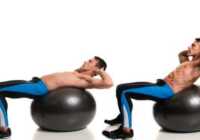 عکس دو تمرین قدرتی روی عضله شکم با توپ بزرگ یا جیم بال