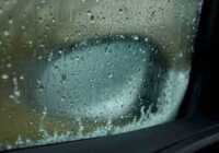 عکس یک روش سنتی برای بخار نکردن شیشه های خودرو