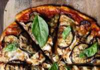 عکس آموزش پیتزا بادمجان با گوشت چرخ شده