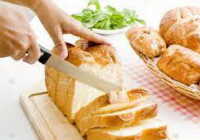 عکس یک کلک ساده برای بریدن حرفه ای نان با چاقو