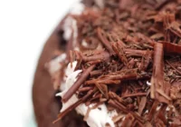 عکس آموزش دقیق کیک شکلاتی با شکلات تلخ چیپسی