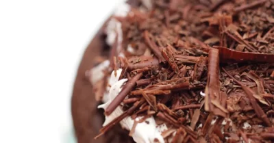 عکس, آموزش دقیق کیک شکلاتی با شکلات تلخ چیپسی