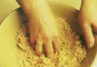 عکس آموزش درست کردن خمیر برای تهیه بیسکوییت