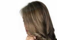 عکس آموزش در آوردن رنگ زیتونی نسکافه ای روی موها