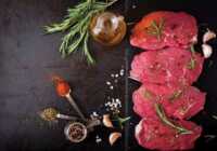 عکس خواباندن گوشت در ادویه های مختلف برای طعم لذیذ