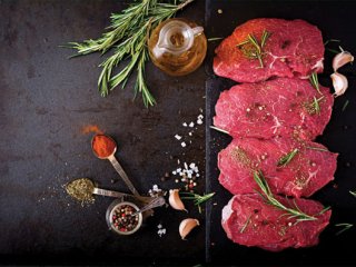 عکس, خواباندن گوشت در ادویه های مختلف برای طعم لذیذ